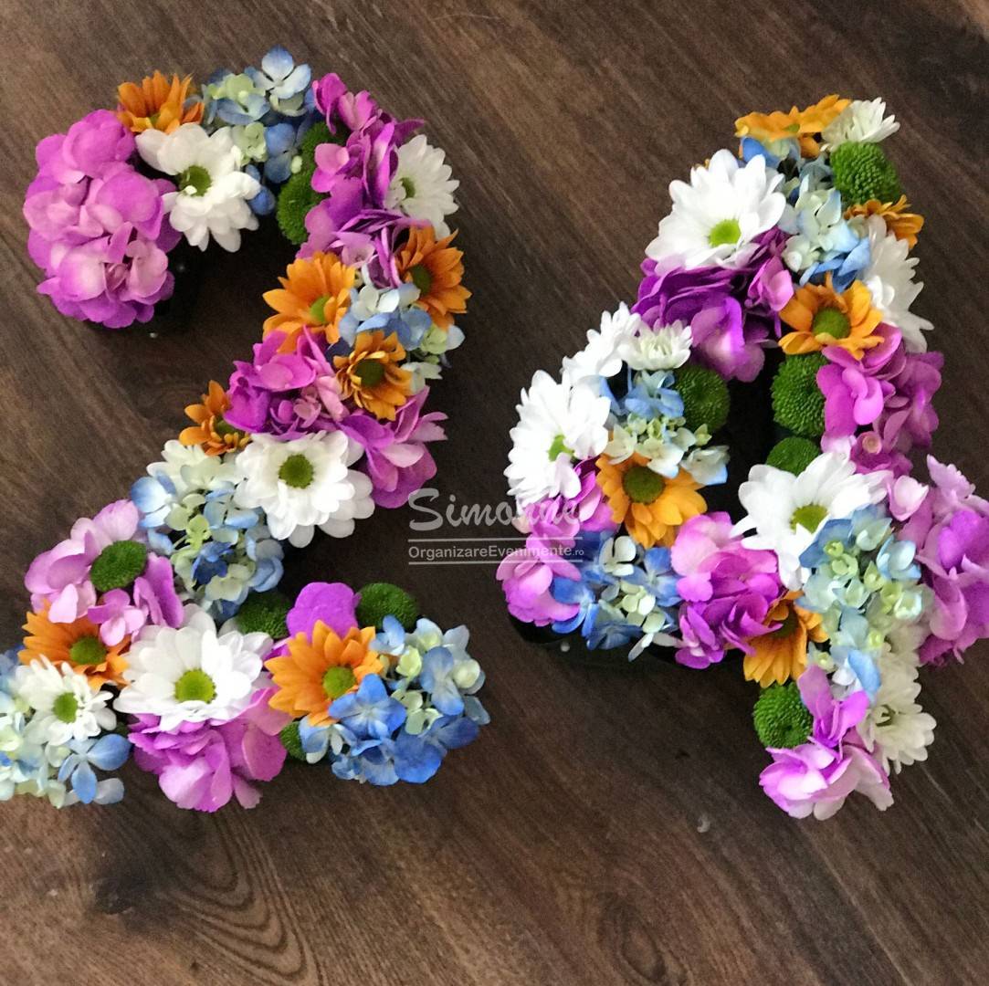 Cifre litere din flori artificiale