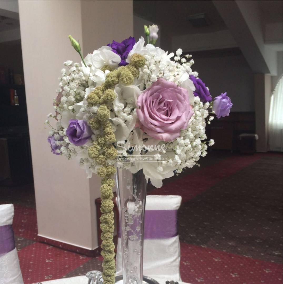 Aranjament elegant masa nunta alb lila